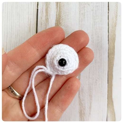 Original crochet frog tutorial photo 8, showing the small eye pieces and green eyelids.