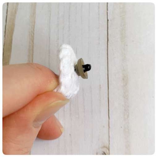Original crochet frog tutorial photo 9, showing the small eye pieces and green eyelids.