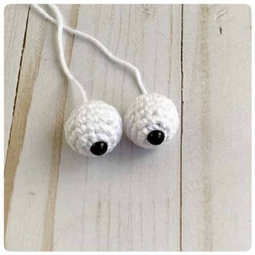 Original crochet frog tutorial photo 11, showing the small eye pieces and green eyelids.