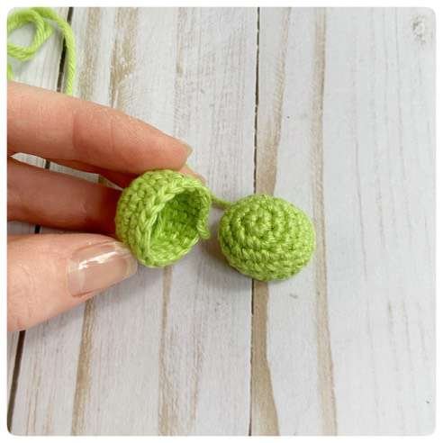 Original crochet frog tutorial photo 12, showing the small eye pieces and green eyelids.