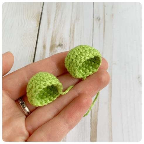 Original crochet frog tutorial photo 13, showing the small eye pieces and green eyelids.