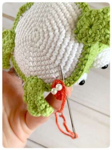 Original crochet frog tutorial photo 51, showing the tongue and final decorative details.