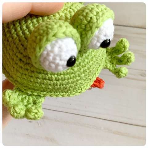Original crochet frog tutorial photo 52, showing the tongue and final decorative details.