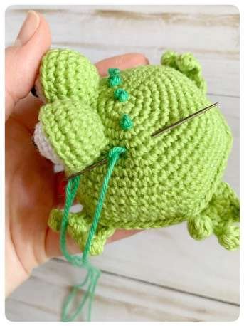 Original crochet frog tutorial photo 54, showing the tongue and final decorative details.