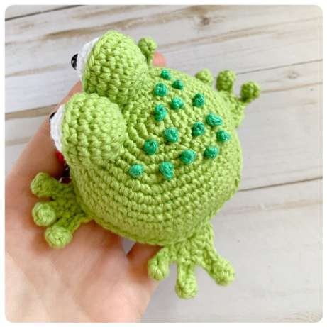 Original crochet frog tutorial photo 55, showing the tongue and final decorative details.